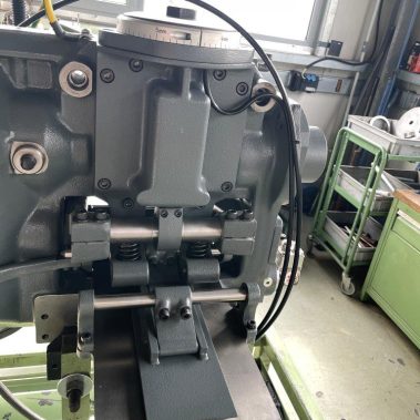 Detailansicht der Vorschubmechanik des generalüberholten BRUDERER BBV 202/120