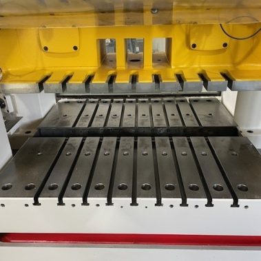 Aufspannplatte im Stanzraum einer BRUDERER BSTA 110 H