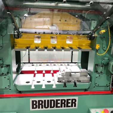 Aufspannplatte im Stanzraum einer BRUDERER BSTA 41