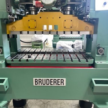 Aufspannplatte im Stanzraum einer BRUDERER BSTA 50 USL